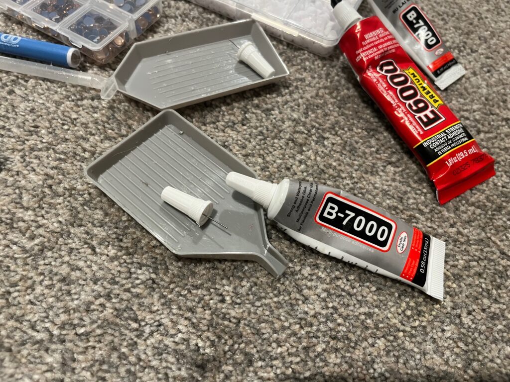 Glue with lid
